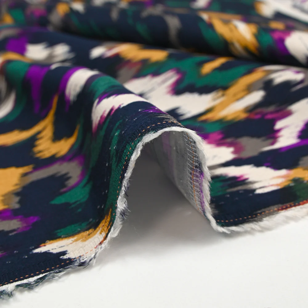 Satin de viscose imprimé Vénus violet fond marine - Image 6