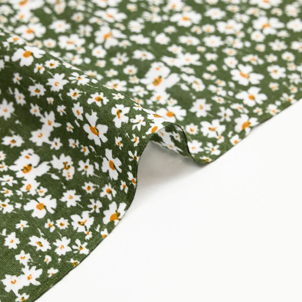 Viscose imprimée fleurs blanches et jaunes fond kaki - Image 6