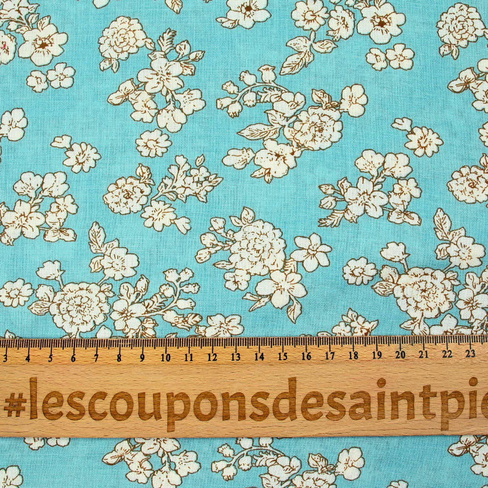 Viscose imprimée printanière blanc cassé fond bleu azurin - Image 3