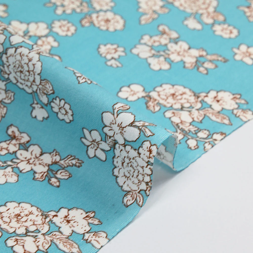Viscose imprimée printanière blanc cassé fond bleu azurin - Image 6