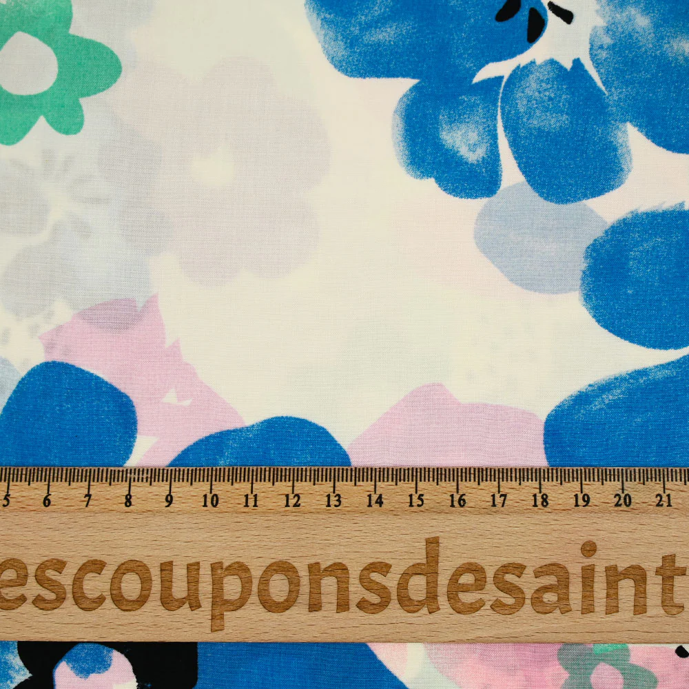 Viscose imprimée tampons de fleurs bleues et roses fond blanc cassé - Image 3