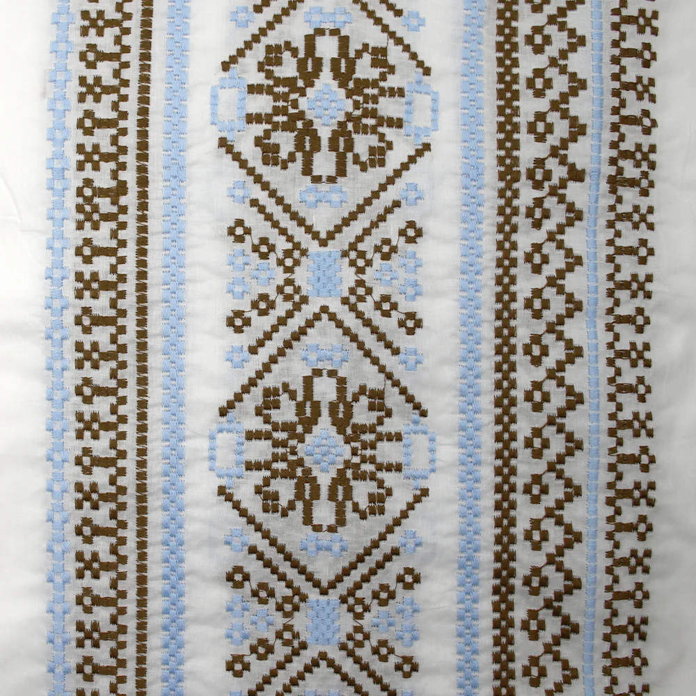 Voile de coton brodé frise marron et ciel fond blanc - Image 4