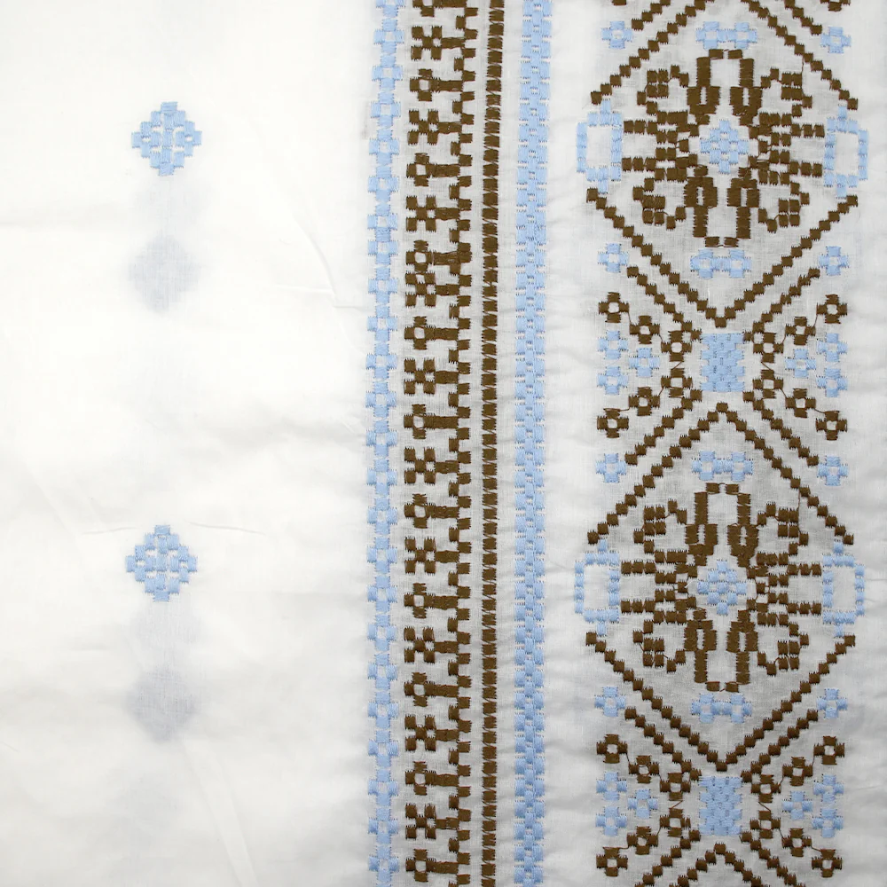 Voile de coton brodé frise marron et ciel fond blanc - Image 5