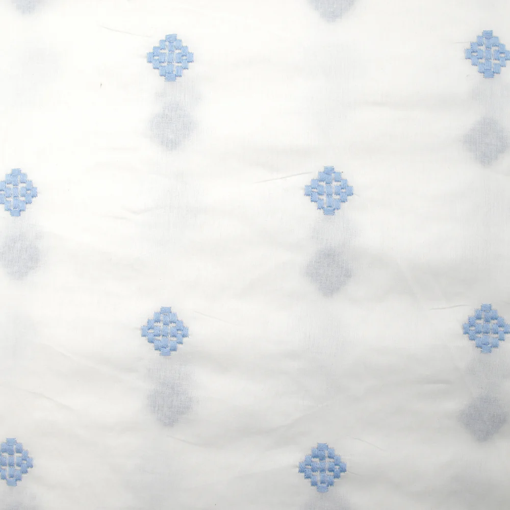 Voile de coton brodé frise marron et ciel fond blanc - Image 6