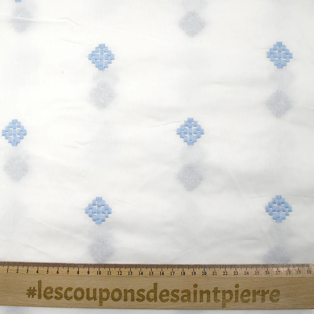 Voile de coton brodé frise marron et ciel fond blanc - Image 7
