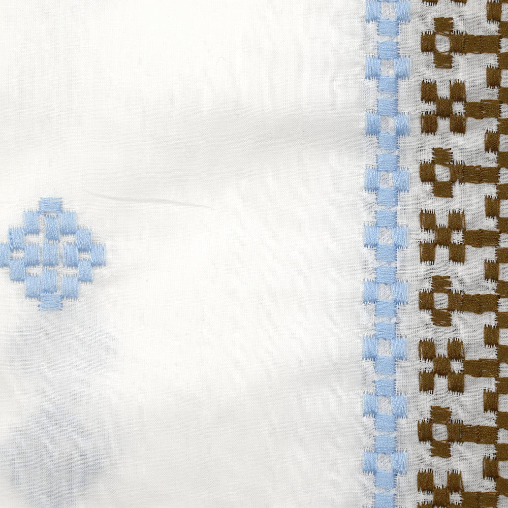 Voile de coton brodé frise marron et ciel fond blanc - Image 8