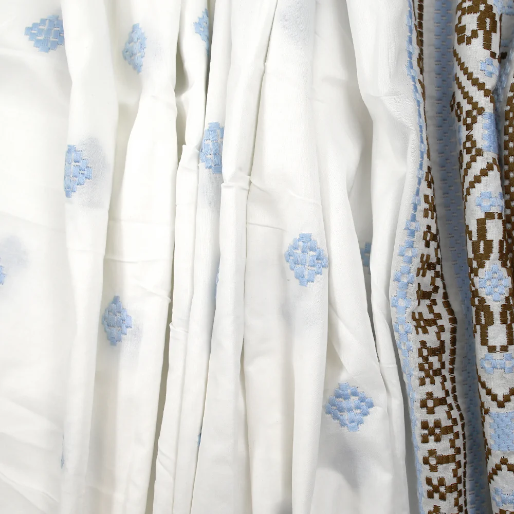 Voile de coton brodé frise marron et ciel fond blanc - Image 9