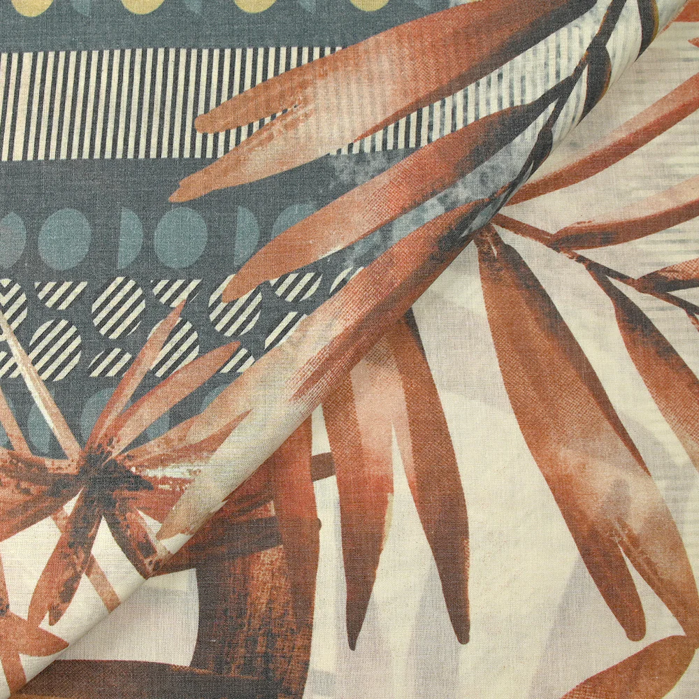 Voile de polycoton imprimé frise et palmiers bleu et brique fond écru