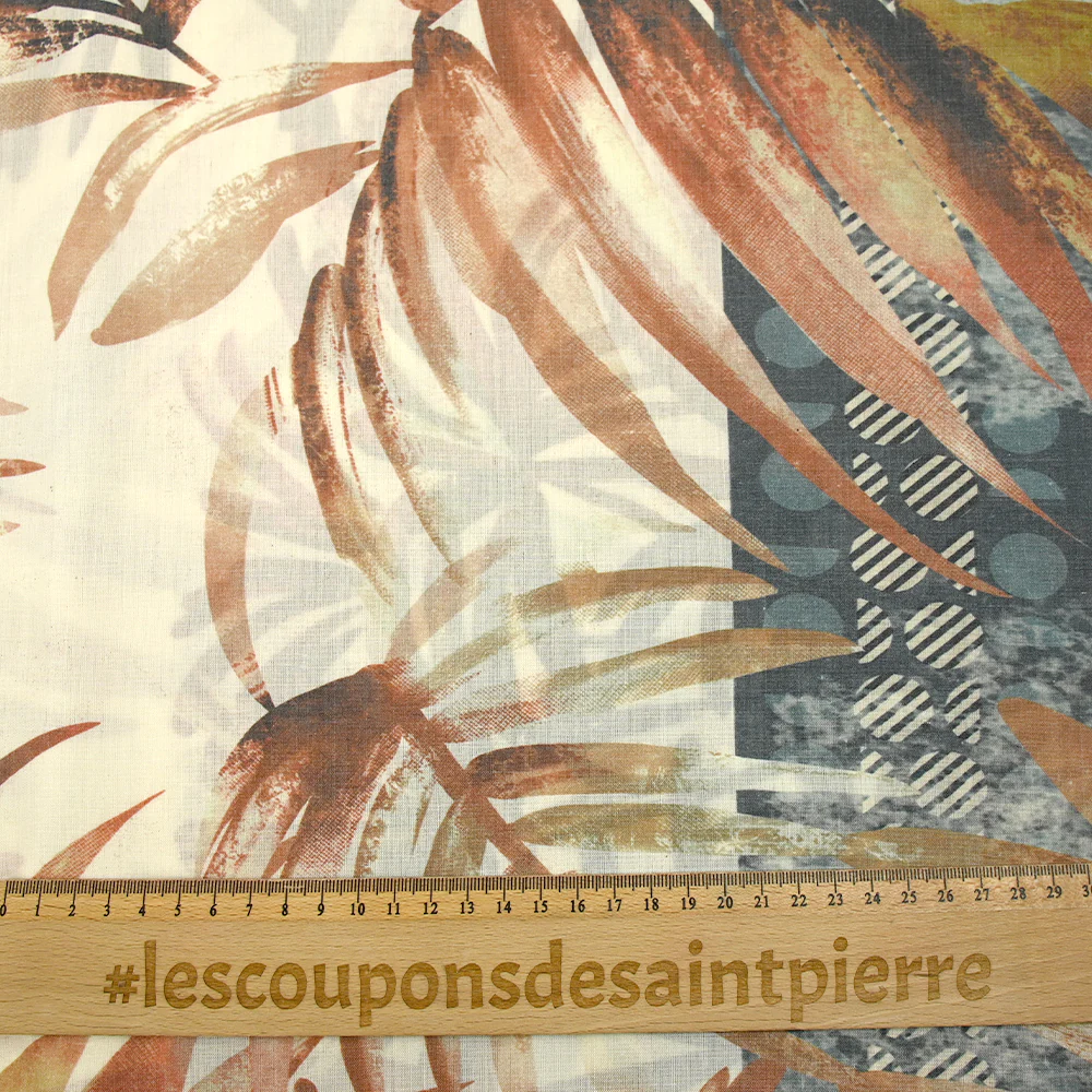 Voile de polycoton imprimé frise et palmiers bleu et brique fond écru - Image 4