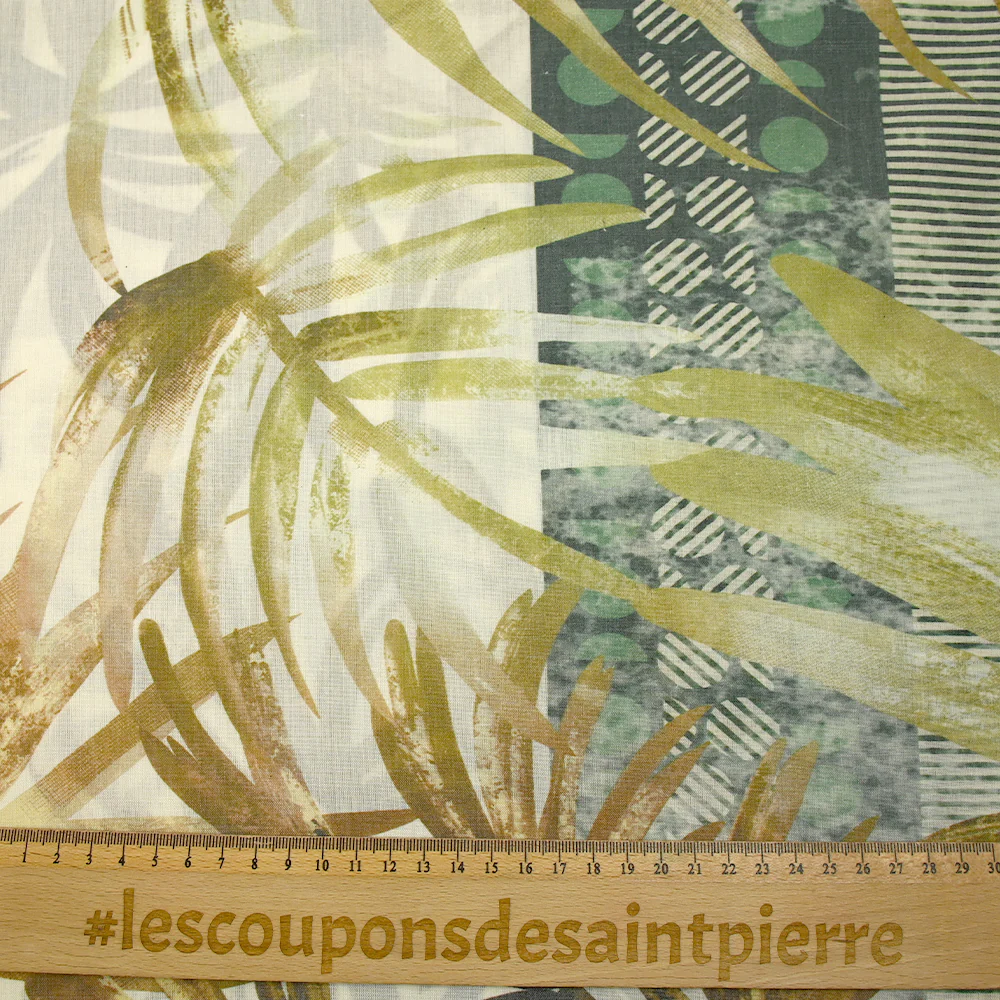 Voile de polycoton imprimé frise et palmiers vert et marron fond écru - Image 3