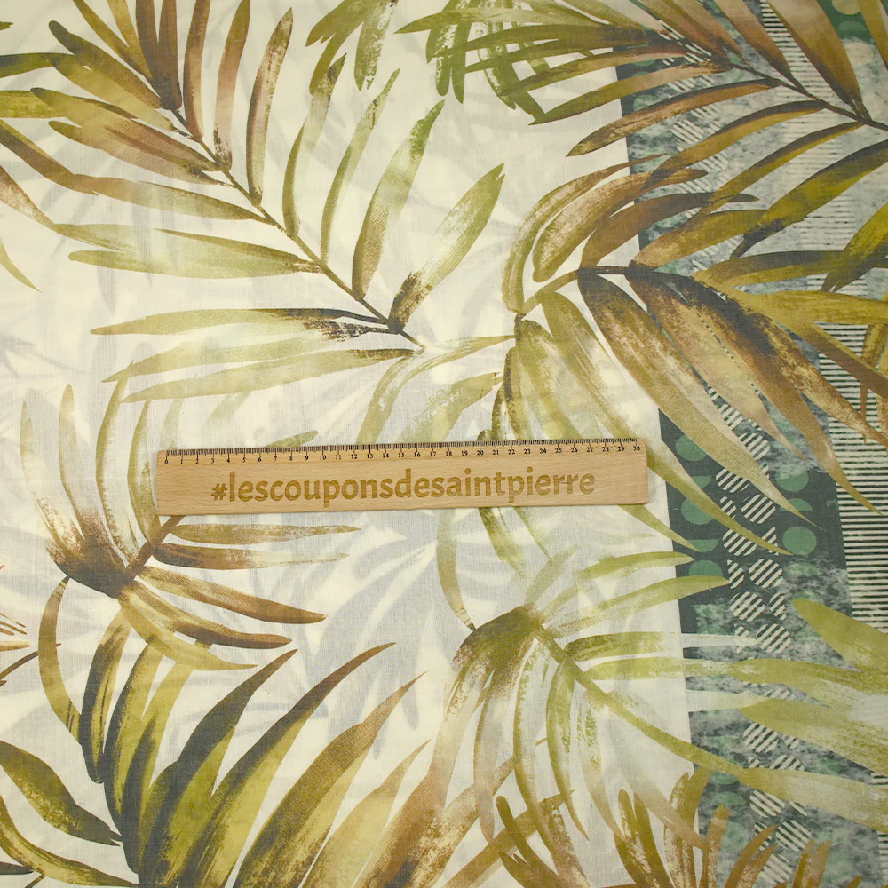 Voile de polycoton imprimé frise et palmiers vert et marron fond écru - Image 6